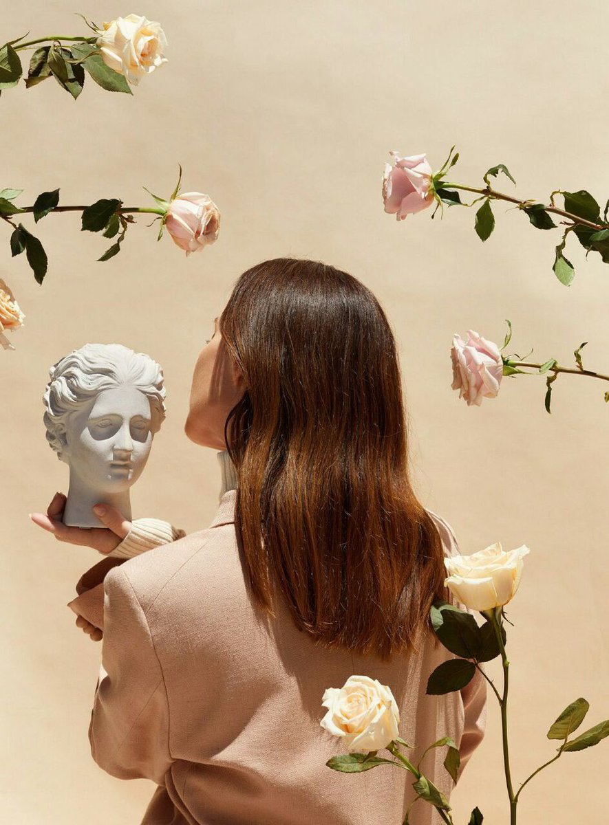 مو شرط يكونون الآخرين {رسالة} في حياتنا..
ممكن احنا نكون {رسالة} لهم..

ارفق على نفسك..
الحياة اجمل وابسط مما تظن..🌾