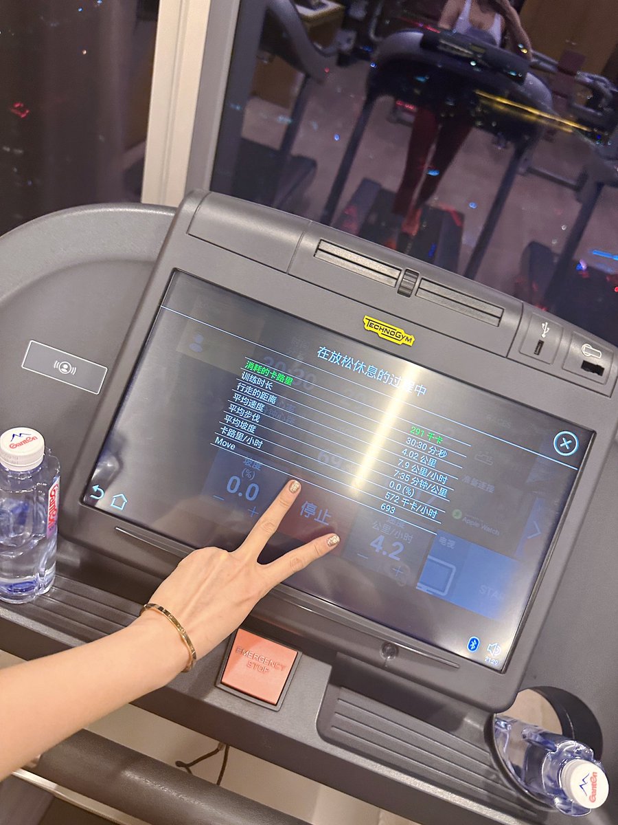 穿着基普乔格同款鞋鞋去健身房，被问是不是会崴脚，目前跑步机十几公里完全不会崴脚，公路跑还没尝试，今天4公里，🐌一点点在进步吧。
新年希望健康快乐吧，来自一直小阴人儿的健身执念！@guoer0212 https://t.co/lzz2btA09C