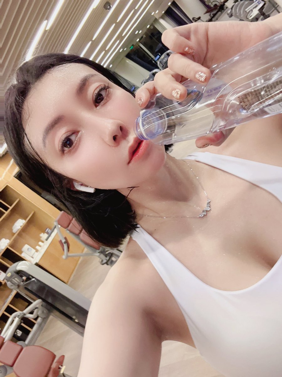 果儿Victoria on Twitter: "穿着基普乔格同款鞋鞋去健身房，被问是不是会崴脚，目前跑步机十几公里完全不会崴脚，公路跑还没尝试