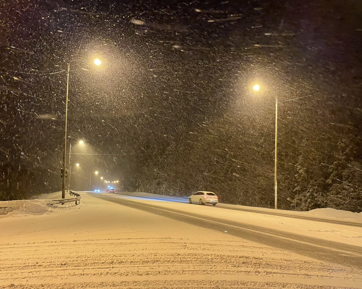 sata_pelaeh's tweet photo. Taas tuulee ja tuiskuaa! Heikkoa liikennesäätä on luvassa tällä viikolla useampanakin päivänä, joten erityistä tarkkuutta tien päälle!
#liikenneturvallisuus #varoitukset #satakunta https://t.co/I7fi9jtdbT