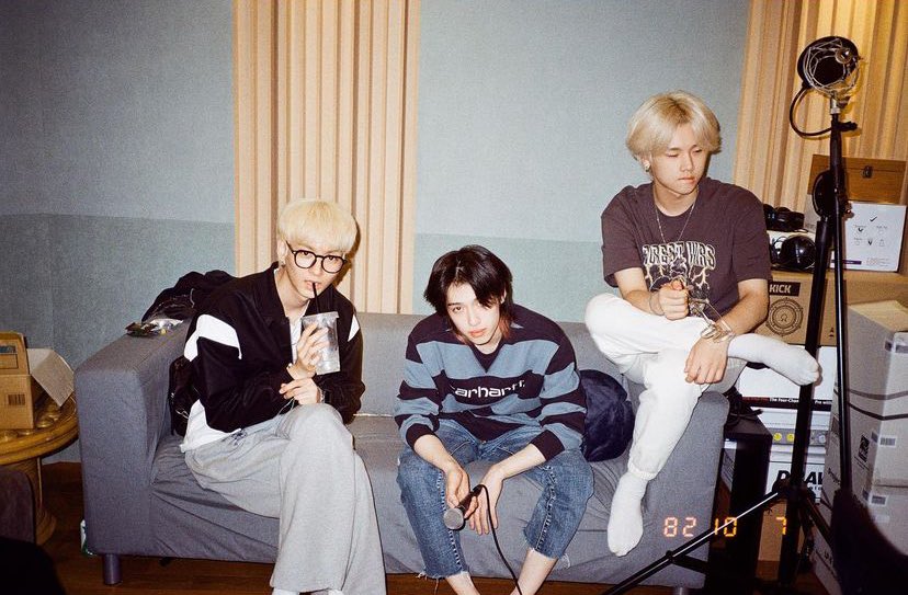 centergaon's tweet photo. 🦊📸: it's our 400th day today!!!!!! (app! lause!) 👏👏👏 which is why i brought these photos 😋 honestly gun-il hyung wasn't there so i edited his photo like a film camera (not a secret)
#400days #iwillloveyouforevernomatterhowmanydayspassby #btwthisisode #withthat,ppyong https://t.co/9eUfFObyLl