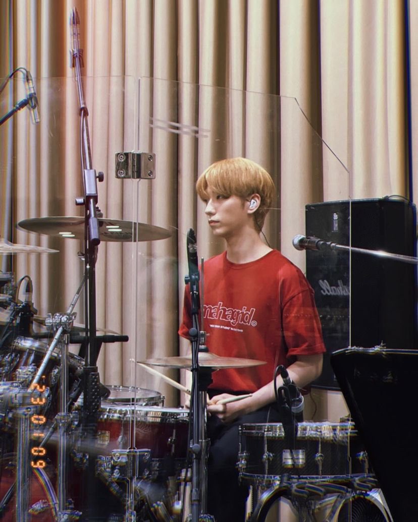 centergaon's tweet photo. 🦊📸: it's our 400th day today!!!!!! (app! lause!) 👏👏👏 which is why i brought these photos 😋 honestly gun-il hyung wasn't there so i edited his photo like a film camera (not a secret)
#400days #iwillloveyouforevernomatterhowmanydayspassby #btwthisisode #withthat,ppyong https://t.co/9eUfFObyLl