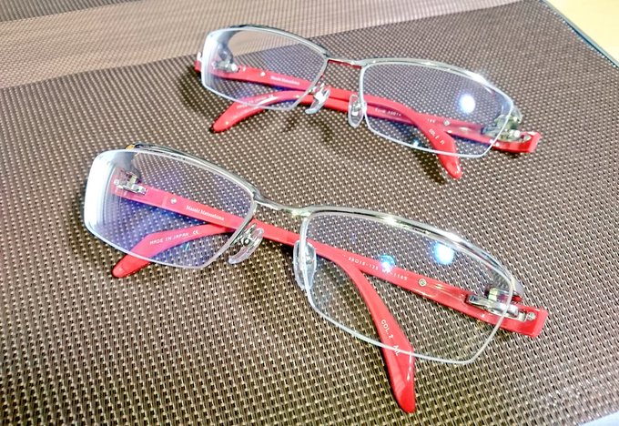 手前の眼鏡が本日に購入したもので、
奥の眼鏡が今まで数年間愛用していたものです。
眼鏡フレームは同型でづが、レンズは度数や偏光具合などが微調整されています。
これで作業効率が上がる事間違いなし😤 