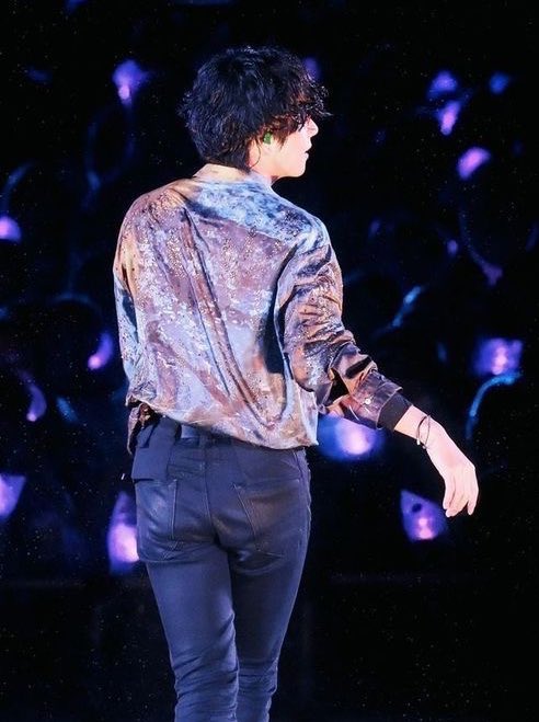 thvwaist's tweet photo. The way taehyung moves,and his insane body proportion ❤️‍🔥 https://t.co/TpKx1PTNXD