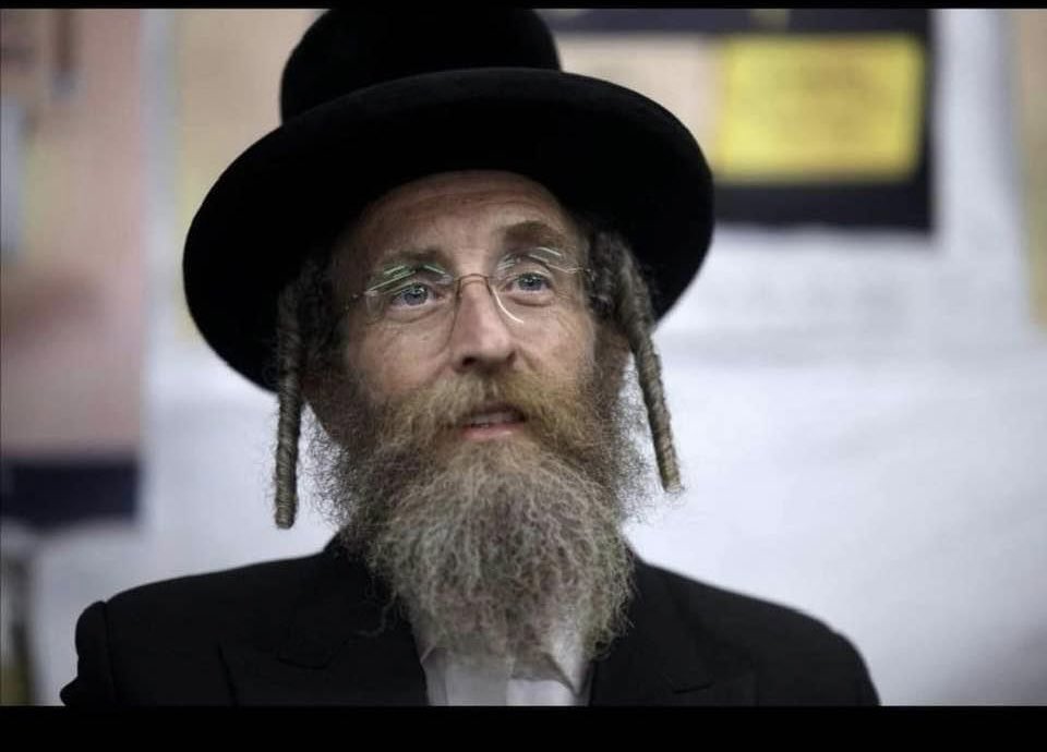 יודעים מי זה בתמונה?
אני בשוק שלא זיהיתם… מדובר ביענקי טסלר, סגן שר התרבות והספורט שלנו. אני מניאק אם הוא יודע מה זה אופסייד (או ראה פעם הצגה בקאמרי)