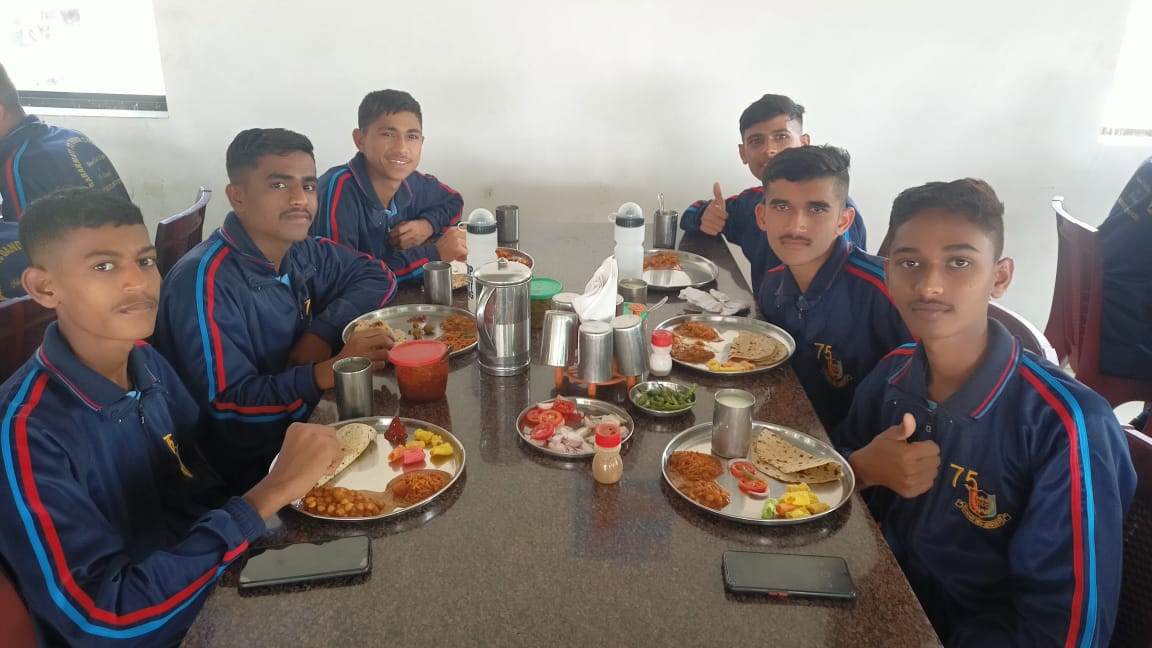 PROGAMI18049371's tweet photo. #Sabarmaticyclerally
Cycle relly pohchi ... 
Hotel Manan kathiyawadi.. mee 😊😊🚴😋..
@ArvindKapoorTYG
@DefencePRO_Guj
@GovernorofGuj @NCC_Dte_Gujarat @Rameshwar__11 @utsav1543 @ManavMahida @kee_son_banna_4 https://t.co/bXTLBtxqMU