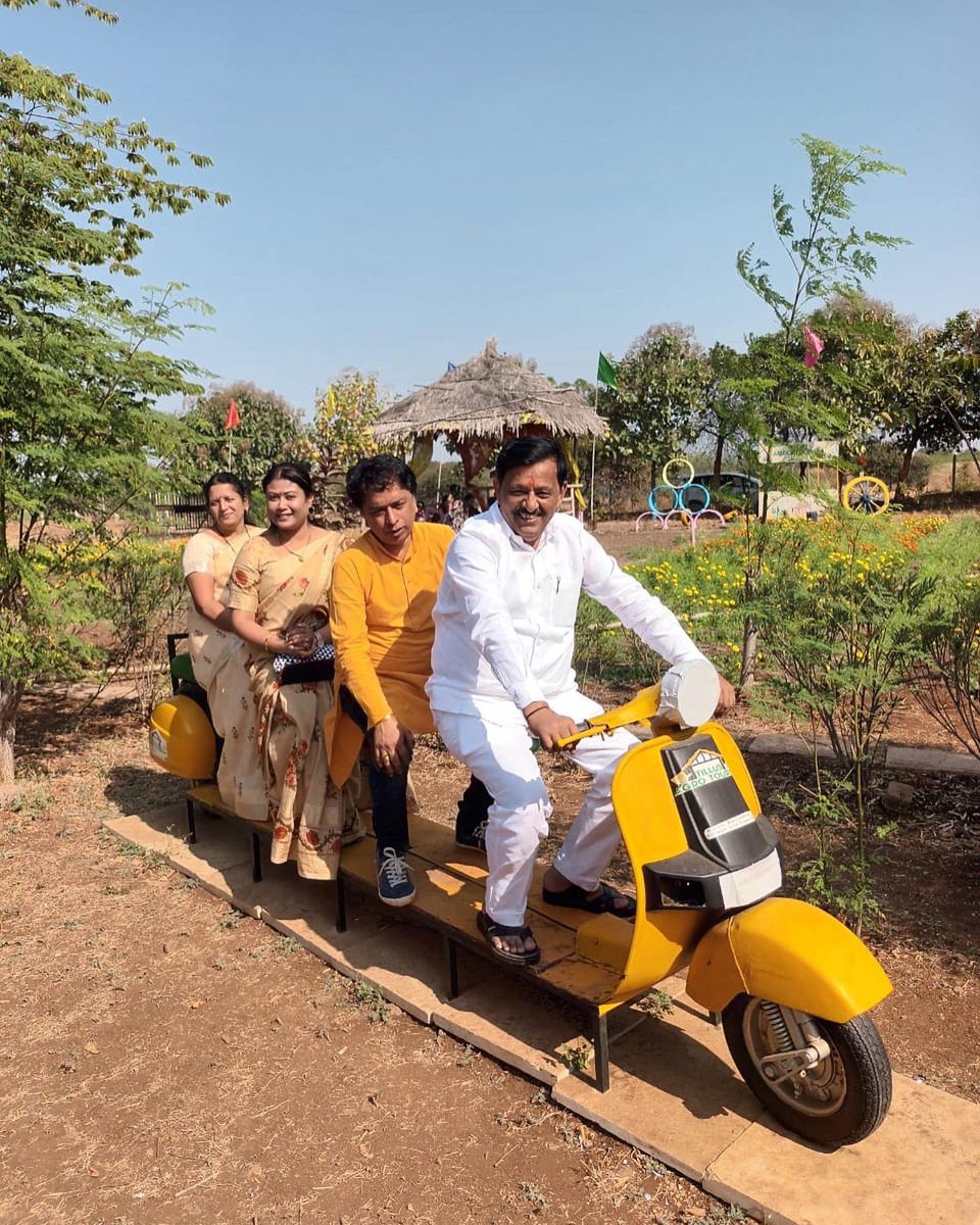 tillusagro's tweet photo. महाराष्ट्र राज्याचे माजी सहकार व पणन मंत्री व दक्षिण सोलापूरचे विद्यमान आमदार श्री. सुभाष (बापू) देशमुख यांनी होटगी येथील शिंगडगाव रोड वरील टिल्लूज ऍग्रो टुरिझमला भेट दिली. सर्व आकर्षणे अनुभवली. सर्व सोयी सुविधांची माहिती घेतली व इतर ग्राहकांसोबत कोवळ्या हुरड्याचा आस्वाद घेतला. https://t.co/sTDPy7u55T