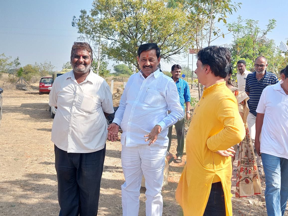 tillusagro's tweet photo. महाराष्ट्र राज्याचे माजी सहकार व पणन मंत्री व दक्षिण सोलापूरचे विद्यमान आमदार श्री. सुभाष (बापू) देशमुख यांनी होटगी येथील शिंगडगाव रोड वरील टिल्लूज ऍग्रो टुरिझमला भेट दिली. सर्व आकर्षणे अनुभवली. सर्व सोयी सुविधांची माहिती घेतली व इतर ग्राहकांसोबत कोवळ्या हुरड्याचा आस्वाद घेतला. https://t.co/sTDPy7u55T