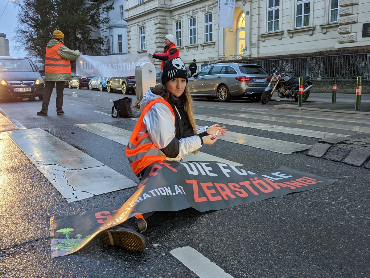 letztegenAT's tweet photo. 🚸 Tag 1: Wir sorgen für sichere Schulwege! 🚸

🏫 Am 1. Schultag nach den Ferien sind wir wieder auf der Straße, um Leben zu schützen. In der Burggasse, Gymnasiumstraße, Rossauer Lände und Wiedner Hauptstr haben wir vor Schulen verkehrsberuhigte Zonen geschaffen. https://t.co/Tc6csbNagB