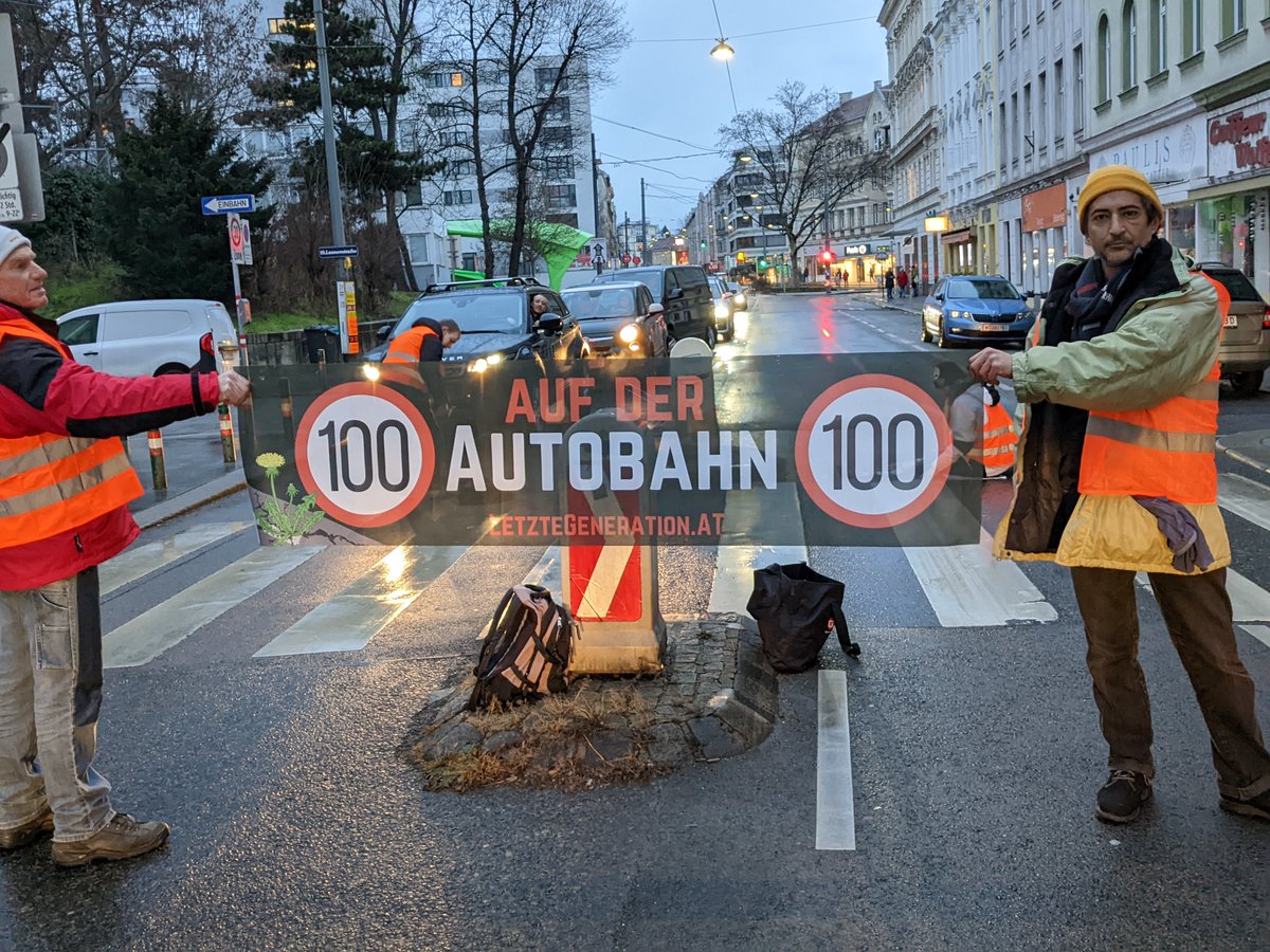 letztegenAT's tweet photo. 🚸 Tag 1: Wir sorgen für sichere Schulwege! 🚸

🏫 Am 1. Schultag nach den Ferien sind wir wieder auf der Straße, um Leben zu schützen. In der Burggasse, Gymnasiumstraße, Rossauer Lände und Wiedner Hauptstr haben wir vor Schulen verkehrsberuhigte Zonen geschaffen. https://t.co/Tc6csbNagB