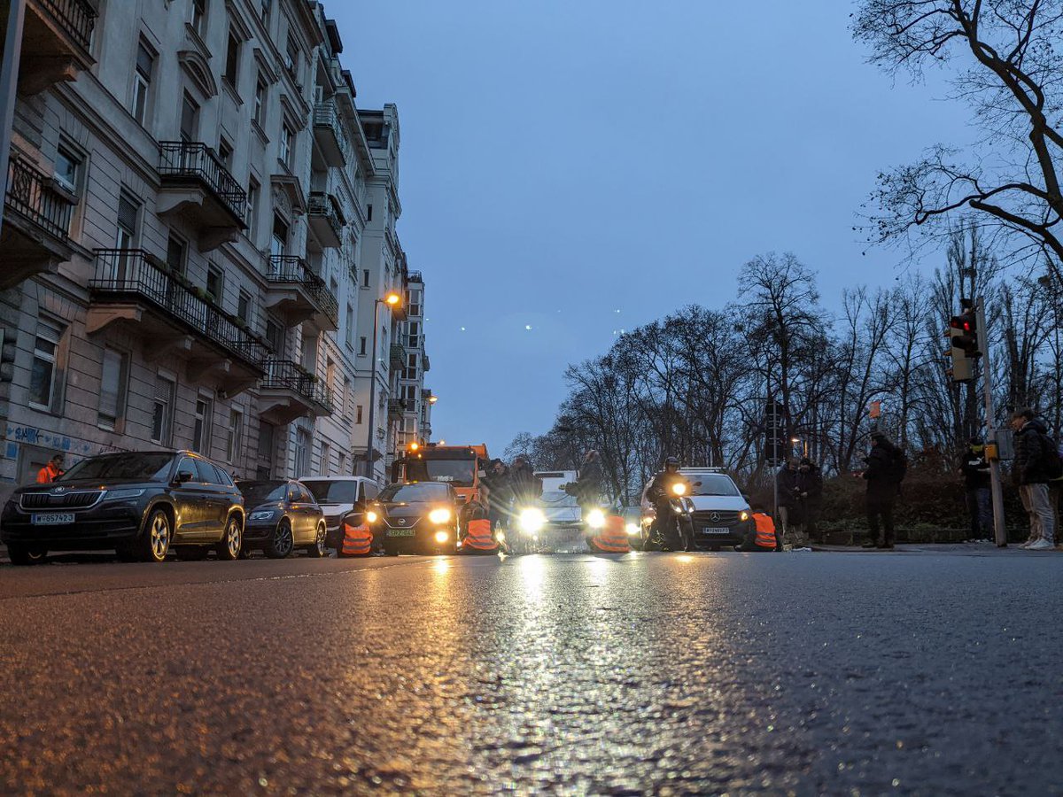 letztegenAT's tweet photo. 🚸 Tag 1: Wir sorgen für sichere Schulwege! 🚸

🏫 Am 1. Schultag nach den Ferien sind wir wieder auf der Straße, um Leben zu schützen. In der Burggasse, Gymnasiumstraße, Rossauer Lände und Wiedner Hauptstr haben wir vor Schulen verkehrsberuhigte Zonen geschaffen. https://t.co/Tc6csbNagB