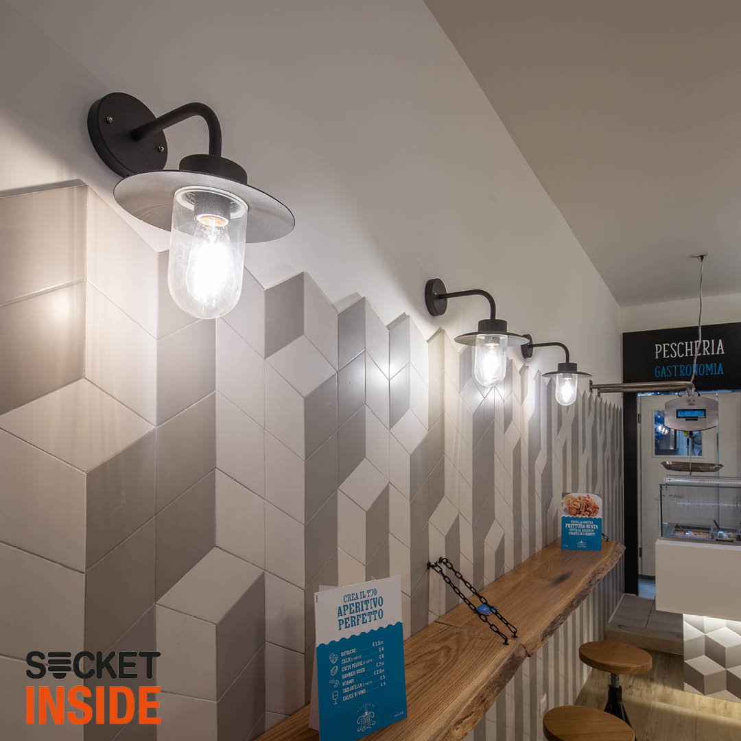 slvnorway's tweet image. Serie med retro-stil kuppel med varianter for feste enten utenpåliggende på vegg, gulv/bakke, tak eller som pendel.

Se mer online: bit.ly/3QpJ6tx

#slv #slvlys #experiencelight #molat #BW22 #ELNR #efobasen #elektriker #elektrogrossist