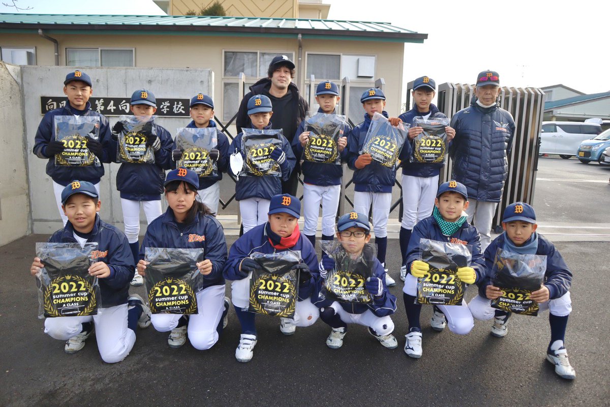 ⚾️第4回　レ・コネクション杯⚾️
　　　〜SUMMER CUP〜
⁡
Aクラス優勝🏅向日ウイングスさんに優勝商品のTシャツをお渡ししました〜✨✨
#向日ウイングス
⁡
次の大会も応援しております🥳
#レコネ杯
#優勝