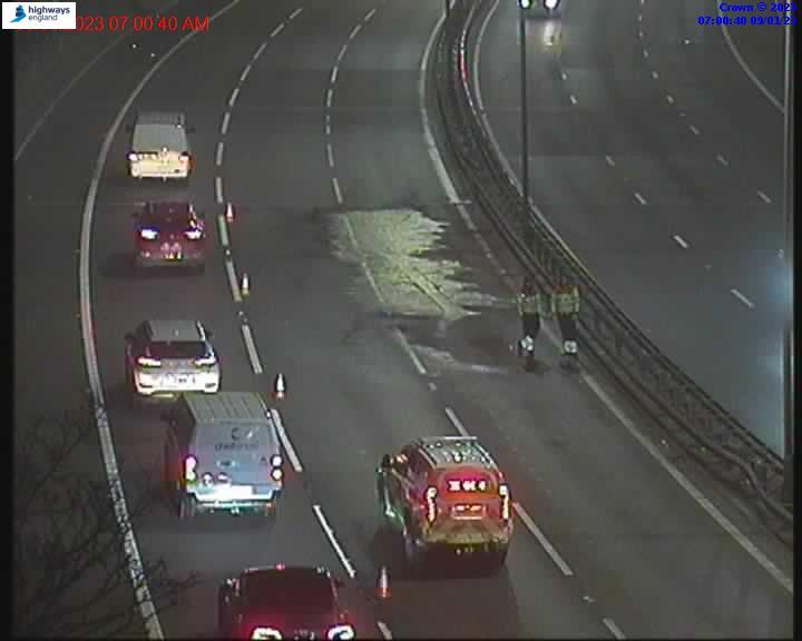 INCIDENT

#M5 north between J3 #Quinton and J2 #Oldbury #Birmingham

2 lanes (of 3) closed for a substantial oil spillage after a collision earlier. Specialist clean-up needed and is en-route.

30 min delay &amp; 3 miles of congestion.

Allow extra time and consider alternate routes.