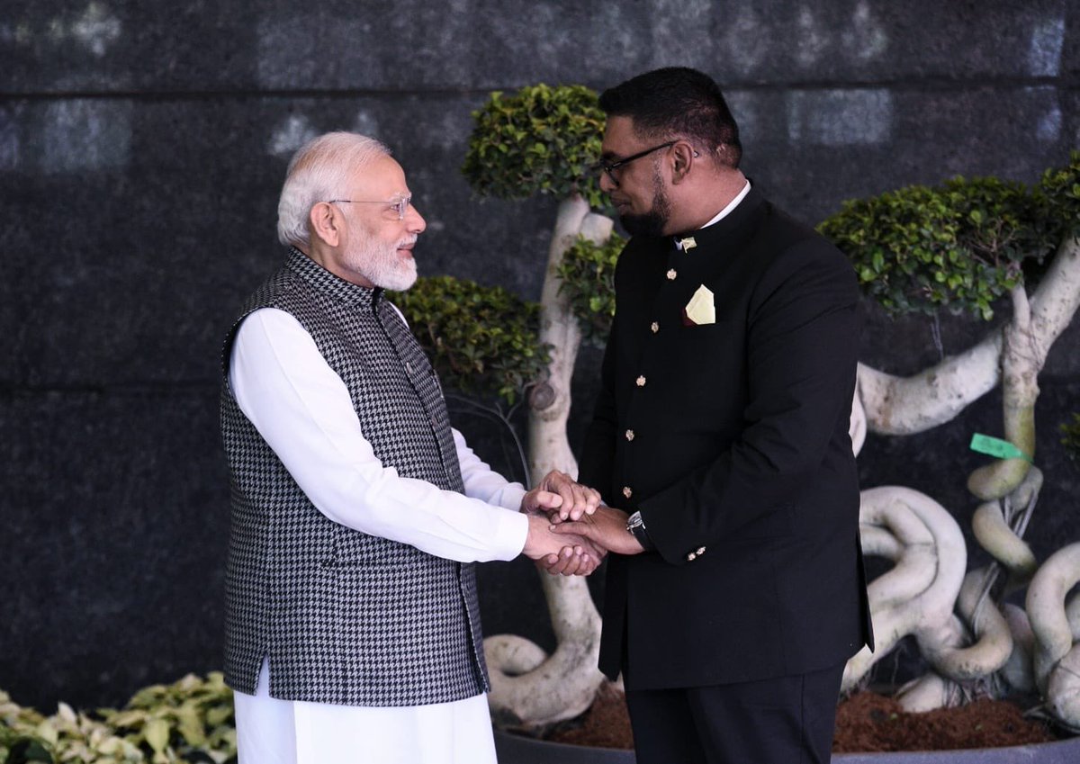 MEAIndia's tweet photo. Welcoming our honoured guests!

PM @narendramodi welcomed President @DrMohamedIrfaa1 of Guyana, Chief Guest of PBD 2023 &amp; President @CSantokhi of Suriname, Special Guest of Honour.

The large Indian diaspora in 🇬🇾 &amp; 🇸🇷 act as enduring links of friendship between our countries. https://t.co/Pl4K9okBYf
