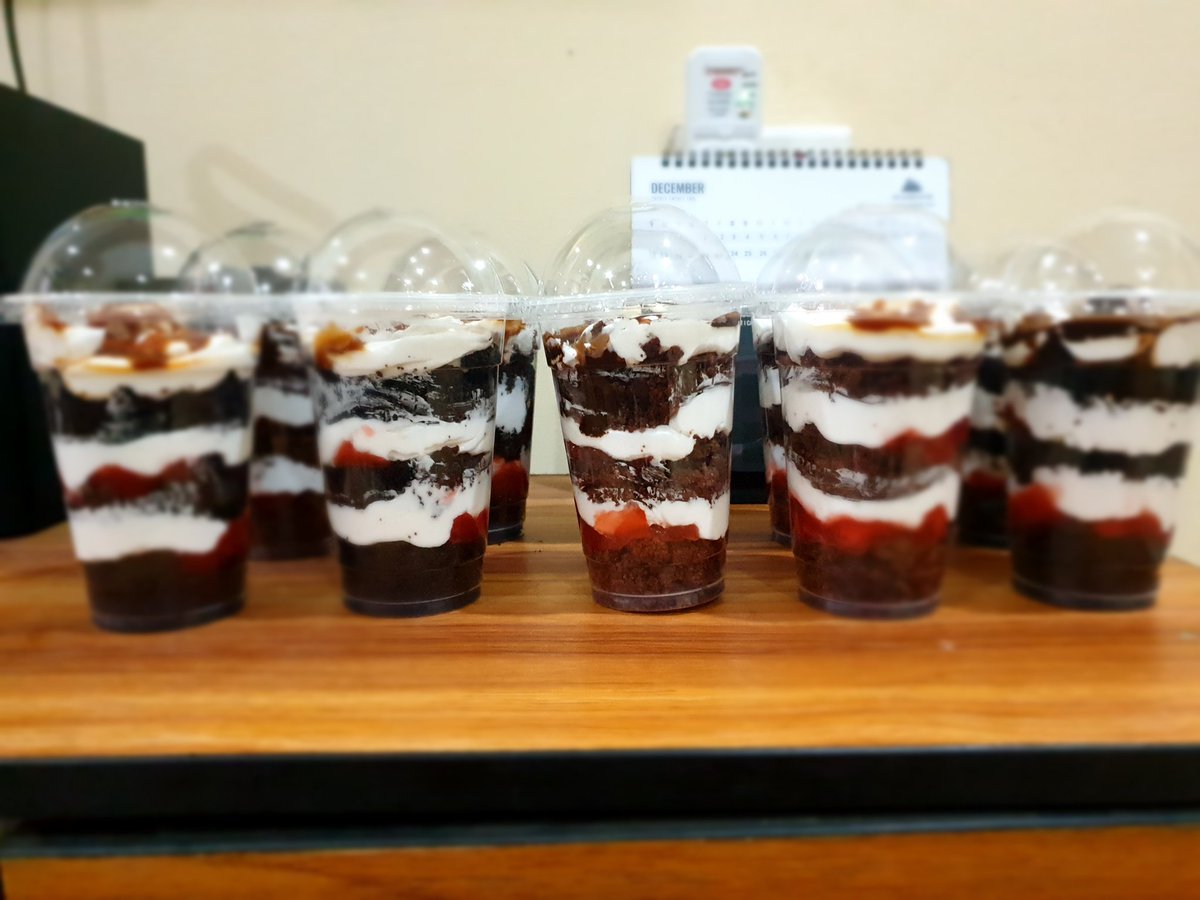 Omotawler's tweet photo. Good morning Abuja! Dessert Spells  has resumed💃. Cake slices and cake parfait will be available from tomorrow😋. And there will be free cookies with every order😝💃. 

Please patronise me &amp; Retweet🙏.

PS: Preorder for large quantity is available✅️

#AbujaTwitterCommunity https://t.co/kGD3KpO78m