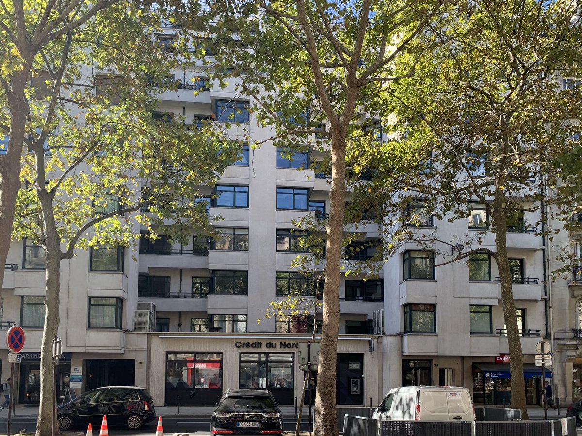Annette_Hammer's tweet photo. I love the depth in its volumetry with protruding and recessing living rooms creating great views to the Raspail Boulevard in #Paris. Such beautiful corner-windows, although I doubt the originality of these 45•windows on the 2nd picture. Careful detailing by #PolAbraham in 1932. https://t.co/aV2fbnhzH7