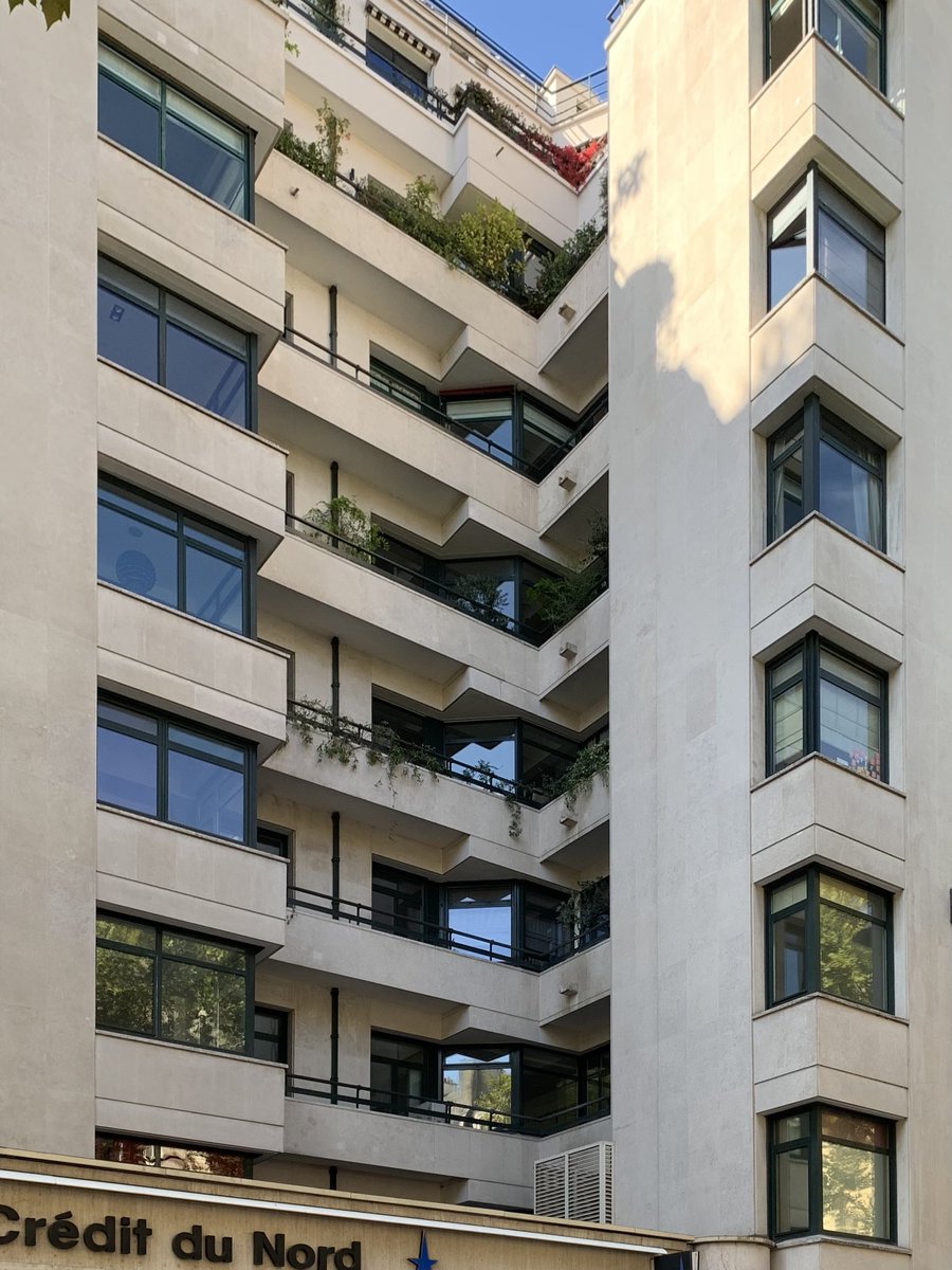 Annette_Hammer's tweet photo. I love the depth in its volumetry with protruding and recessing living rooms creating great views to the Raspail Boulevard in #Paris. Such beautiful corner-windows, although I doubt the originality of these 45•windows on the 2nd picture. Careful detailing by #PolAbraham in 1932. https://t.co/aV2fbnhzH7