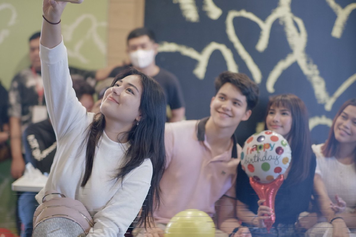 Team_Dustine's tweet photo. Thank you Dustine's PBB Family @maxinetrinidad_ @_robblackburn @tiffronato_ @sehamburger @roquecotingg for celebrating his 20th birthday with him! 🤍🥳

#DustineMayores | @dustinemayores9 https://t.co/xXnelzwOwd