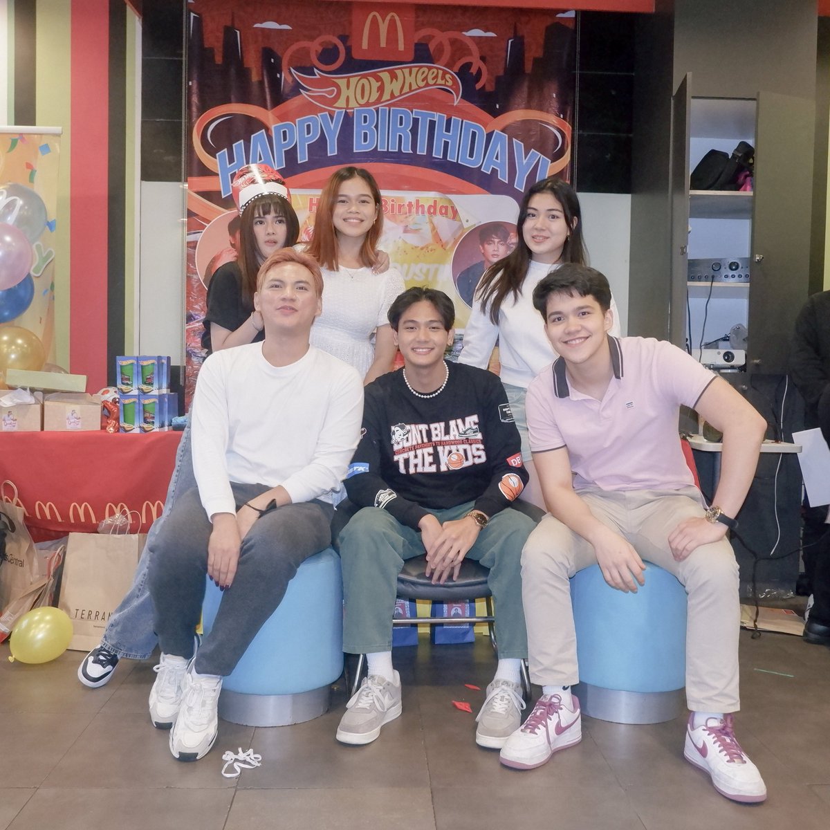Team_Dustine's tweet photo. Thank you Dustine's PBB Family @maxinetrinidad_ @_robblackburn @tiffronato_ @sehamburger @roquecotingg for celebrating his 20th birthday with him! 🤍🥳

#DustineMayores | @dustinemayores9 https://t.co/xXnelzwOwd