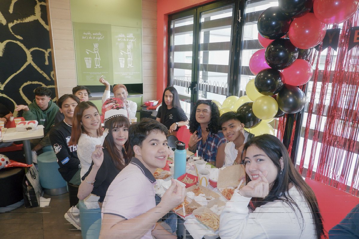 Team_Dustine's tweet photo. Thank you Dustine's PBB Family @maxinetrinidad_ @_robblackburn @tiffronato_ @sehamburger @roquecotingg for celebrating his 20th birthday with him! 🤍🥳

#DustineMayores | @dustinemayores9 https://t.co/xXnelzwOwd
