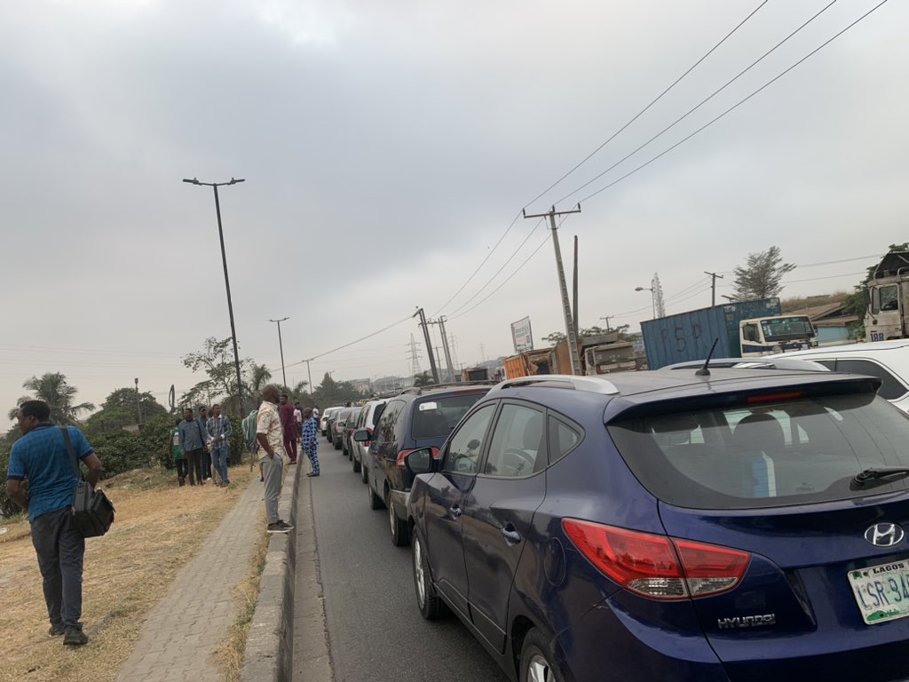 hoyindahkings's tweet photo. Ojota  currently unsafe… shooting between police and OPC guys @giditraffic https://t.co/xIGyq1DOWl
