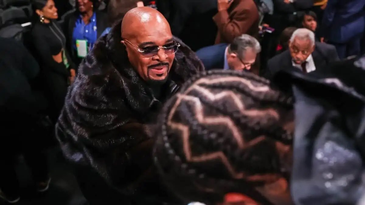 primetimetalktv's tweet photo. After watching super welterweight Jalil Major Hackett move to 4-0 with a first-round stoppage of Joel Guevara, Ellerbe hung around to see the main event. 💯👀🥊💯💯#GervontaDavis #Ellerbe #Mayweather #Nolovelost https://t.co/Nm5f7VZkbk