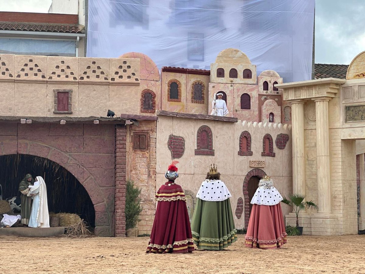 👑 Y ésta fue la última imagen tomada del Auto Sacramental de los Reyes Magos antes de despedirse en 2023.

Y os podemos asegurar que…

¡Fue inolvidable!

Ayuntamiento de El Viso