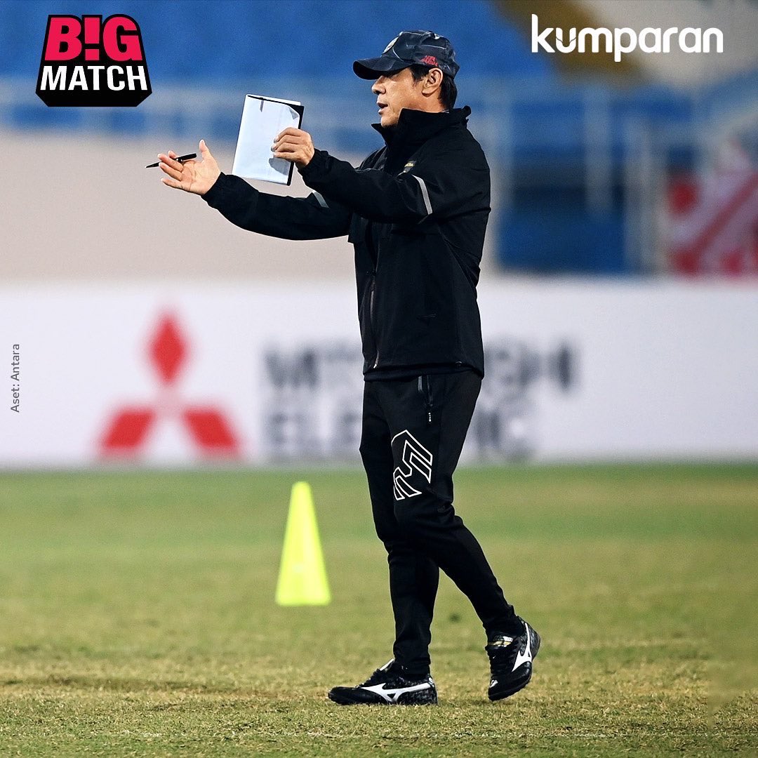 kumparan's tweet photo. Rumput venue laga Vietnam vs Indonesia di leg kedua semifinal Piala AFF menjadi sorotan. Rumput My Dinh Stadium di Kota Hanoi terlihat kering dan kuning, tak hijau seperti rumput stadion pada umumnya. #bigmatch #bmaff #bolasports #galfot https://t.co/xMWVhwZich https://t.co/BE886bZhe8