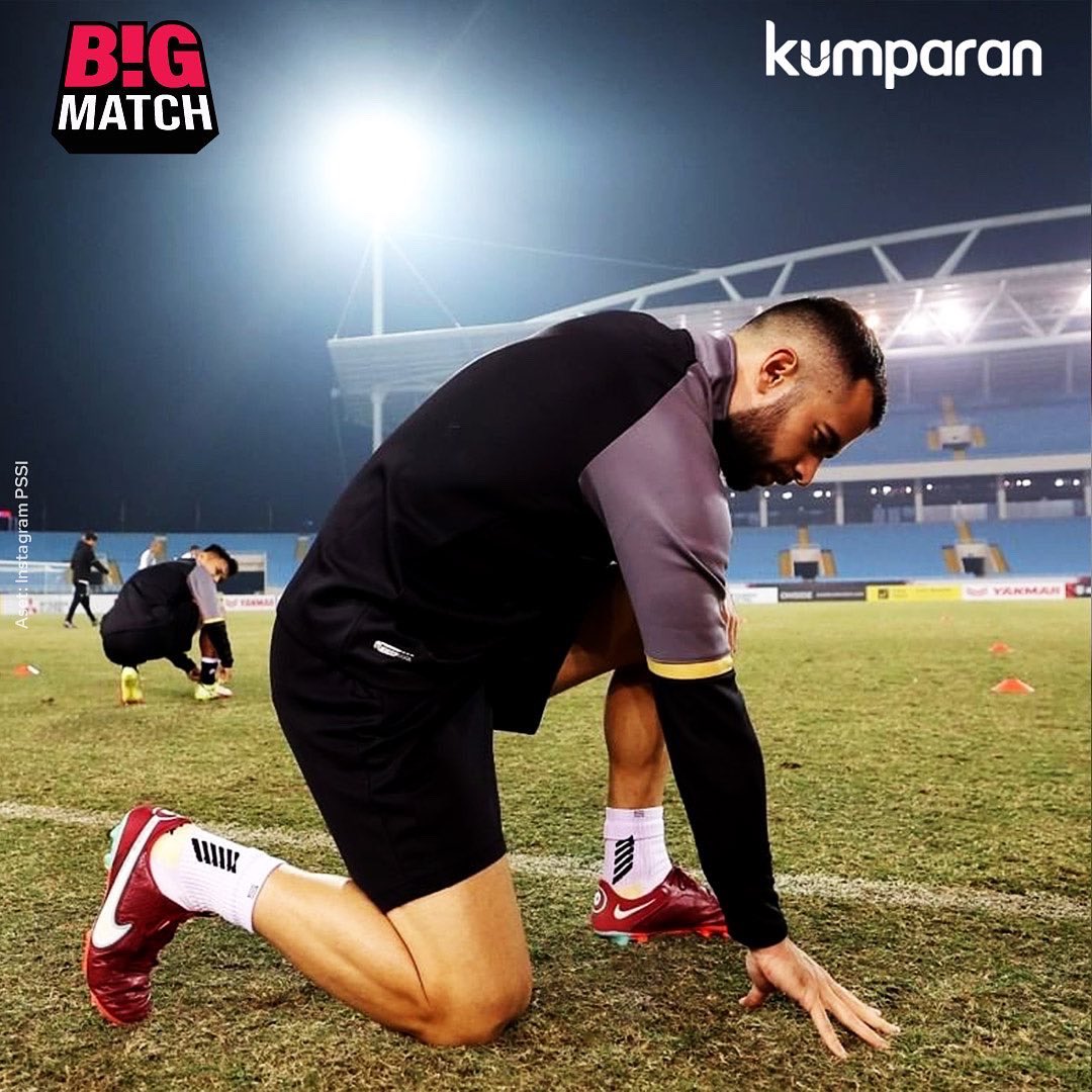 kumparan's tweet photo. Rumput venue laga Vietnam vs Indonesia di leg kedua semifinal Piala AFF menjadi sorotan. Rumput My Dinh Stadium di Kota Hanoi terlihat kering dan kuning, tak hijau seperti rumput stadion pada umumnya. #bigmatch #bmaff #bolasports #galfot https://t.co/xMWVhwZich https://t.co/BE886bZhe8