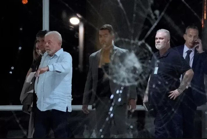 RISEinTw's tweet photo. Repudiamos el intento de golpe de Estado de grupos bolsonaristas al gobierno legítimo de @LulaOficial en #Brazil . Peligran las democracias en el mundo. Ya hay antecedentes en Bolivia y Perú, ahora Brasil. No son terroristas, son golpistas. #LulaPresidente (1/3) https://t.co/sPjR2OpAWY