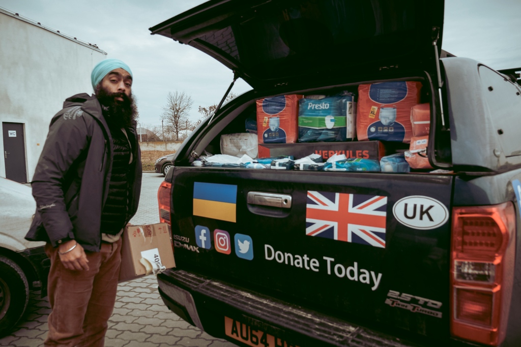 Humanitet_org's tweet photo. Dropped off clothing at the local distribution center, now we are headed to #Odesa with much needed supplies for villages near #Kherson. Humbled by the sheer number of volunteers, all united by a common cause.
#ukraine #ukrainewar #ukrania #aidwork https://t.co/X8ipSl3A0u