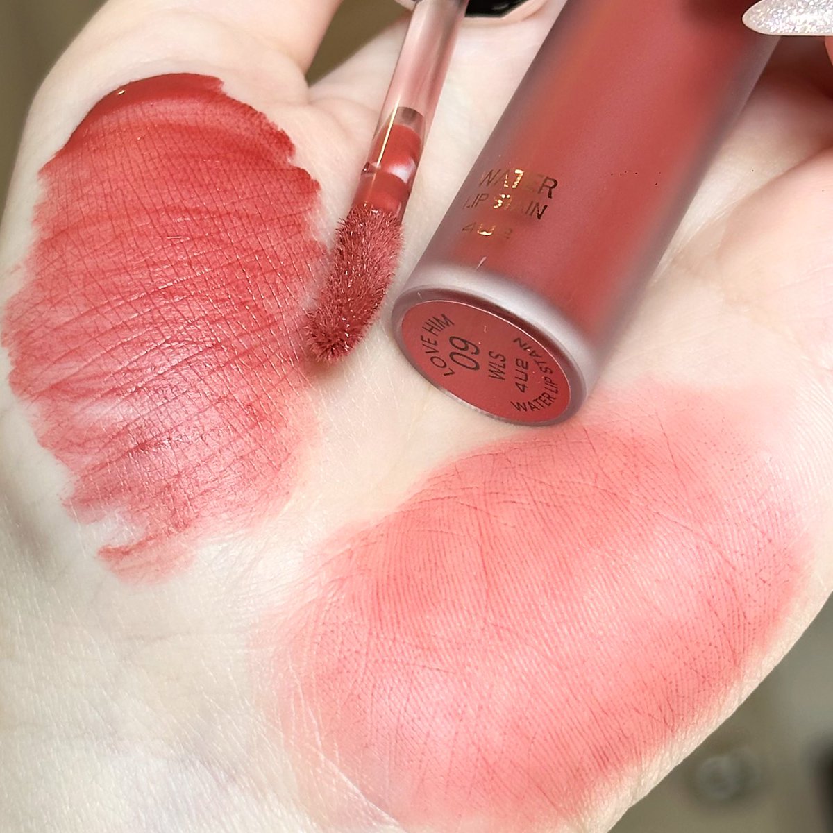 pimpuntaree's tweet photo. ลิป 4U2 รุ่นใหม่อีกแล้วววว รุ่น Water Lip Stain รอบนี้เชียร์ เบอร์ 09 Love him สุดใจค้าบบบ💖 เนื้อรุ่นนี้บางเบา ไม่หนักปากเลย แล้วสีสวยแบบสับ https://t.co/XGuvxQdzku
