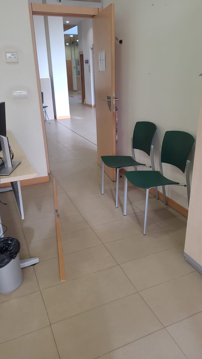 Esta mañana un paciente que no tenía cita previa y él pensaba que si, tras la indicación de mi compañera de que fuera al mostrador a aclararlo y citarse, ha reventado la puerta de su consulta de 2 patadas.
Este es el nivel de agresividad que tenemos que soportar.
#StopAgresiones