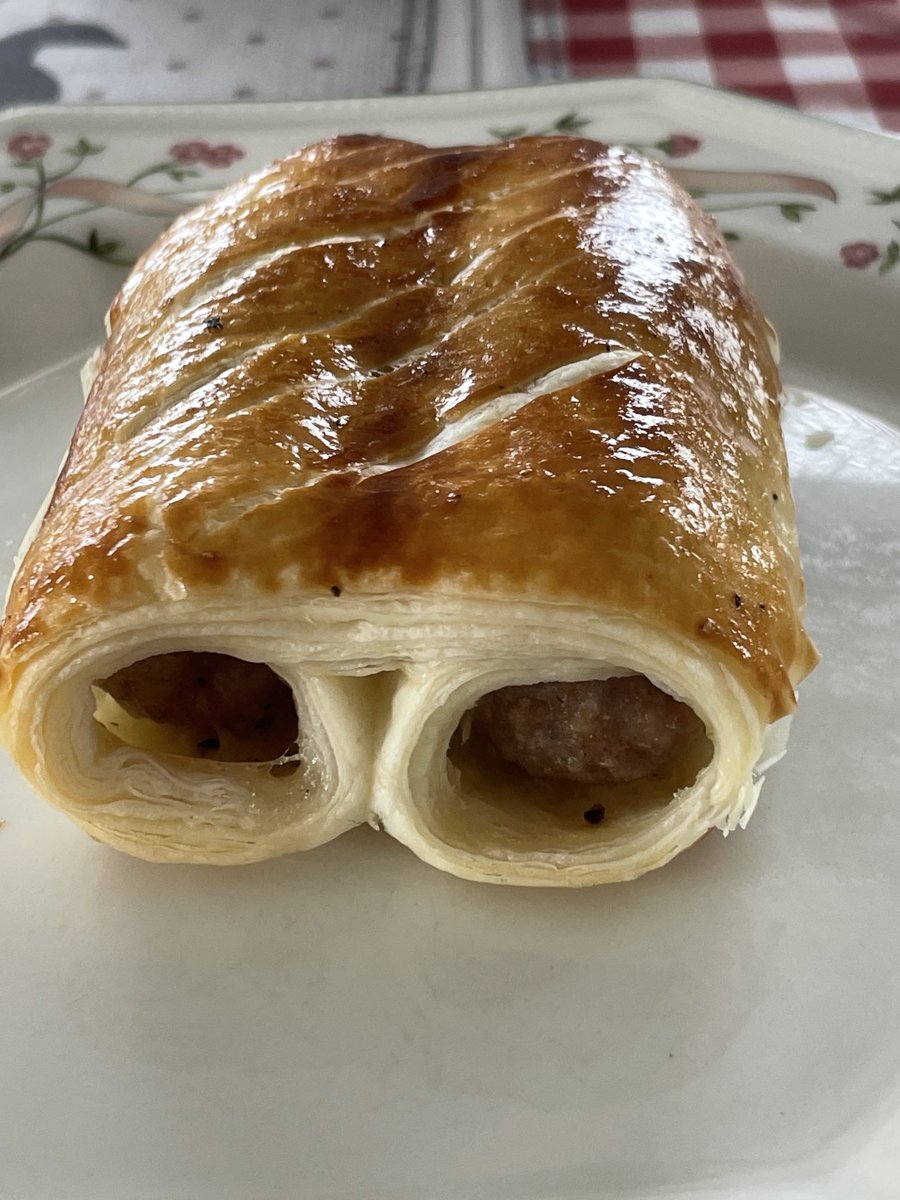 josephallijns's tweet photo. Een worstenbroodje! Gehuwd met n Antwerpse die ze zelf maakt. Of wanneer ‘t stad naar de parking komt! https://t.co/OUlDqgPwqk