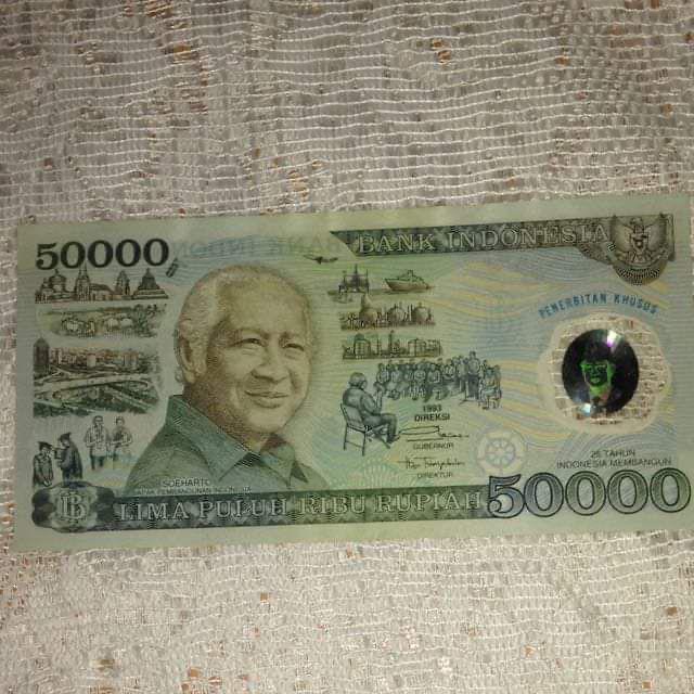 kemarin pas buka dokumen, nemu uang 50,000 gambar Pak Harto nyelip di dalam BPKB. Hari itu juga saya tukar ke bank, diganti senilai 7,050,000 tapi BPKB ditinggal. Alhamdulillah 😍😍