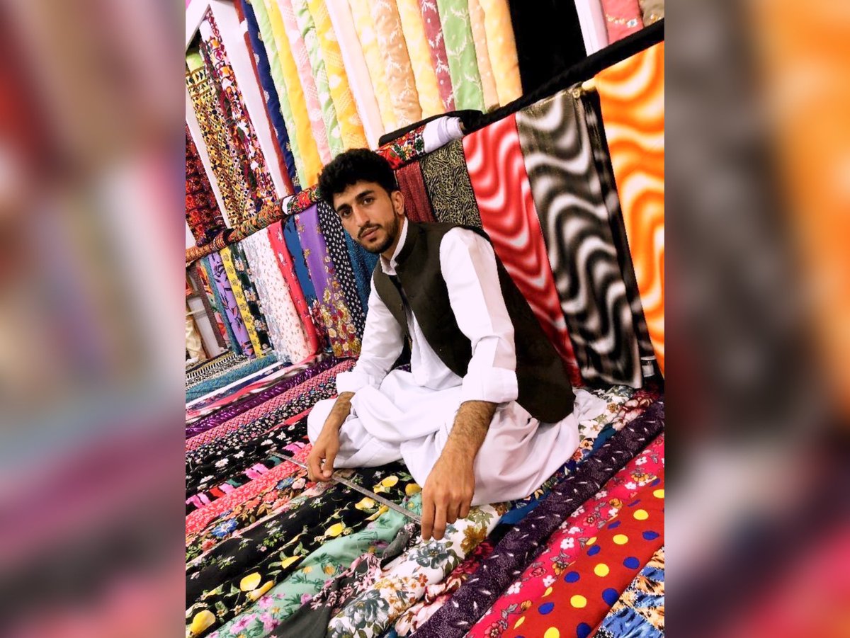 farzinkadkhodae's tweet photo. #کامبیز_خروت جوان ۲۰ ساله بلوچ درحالی به اتهام محاربه وافساد فی الارض به اعدام محکوم شده که بانک‌ها را لباس شخصی‌های رژیم به آتش کشیدند،صرفا مغازه نامبرده کنار بانک بوده و ایشان درحال رفتن به مغازه بوده.
نامبرده بازداشت،با قیدوثیقه آزاد وسپس احضار و به اعدام محکوم شد.
#مهسا_امینی https://t.co/qyOUmv3dql