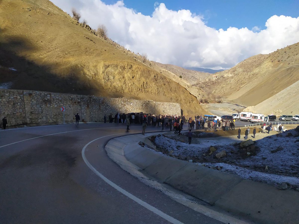 📍#Siirt 

#UMKE ve  #112AcilSağlık Ekiplerimiz Pervari-Hizan yolunda sabah saatlerinde kontrolden çıkarak ters dönen minibüsteki yaralıların olay yerinde ilk müdahalelerinin ardından hastanelere nakillerini sağladı.