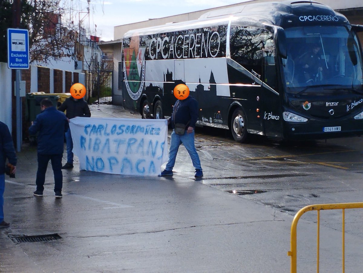 knet69's tweet photo. @JAReinaGonzalez @cextremadura poco se habla de esto que paso ayer en la puerta del estadio Emilio Macarro https://t.co/dhhvxQvelJ