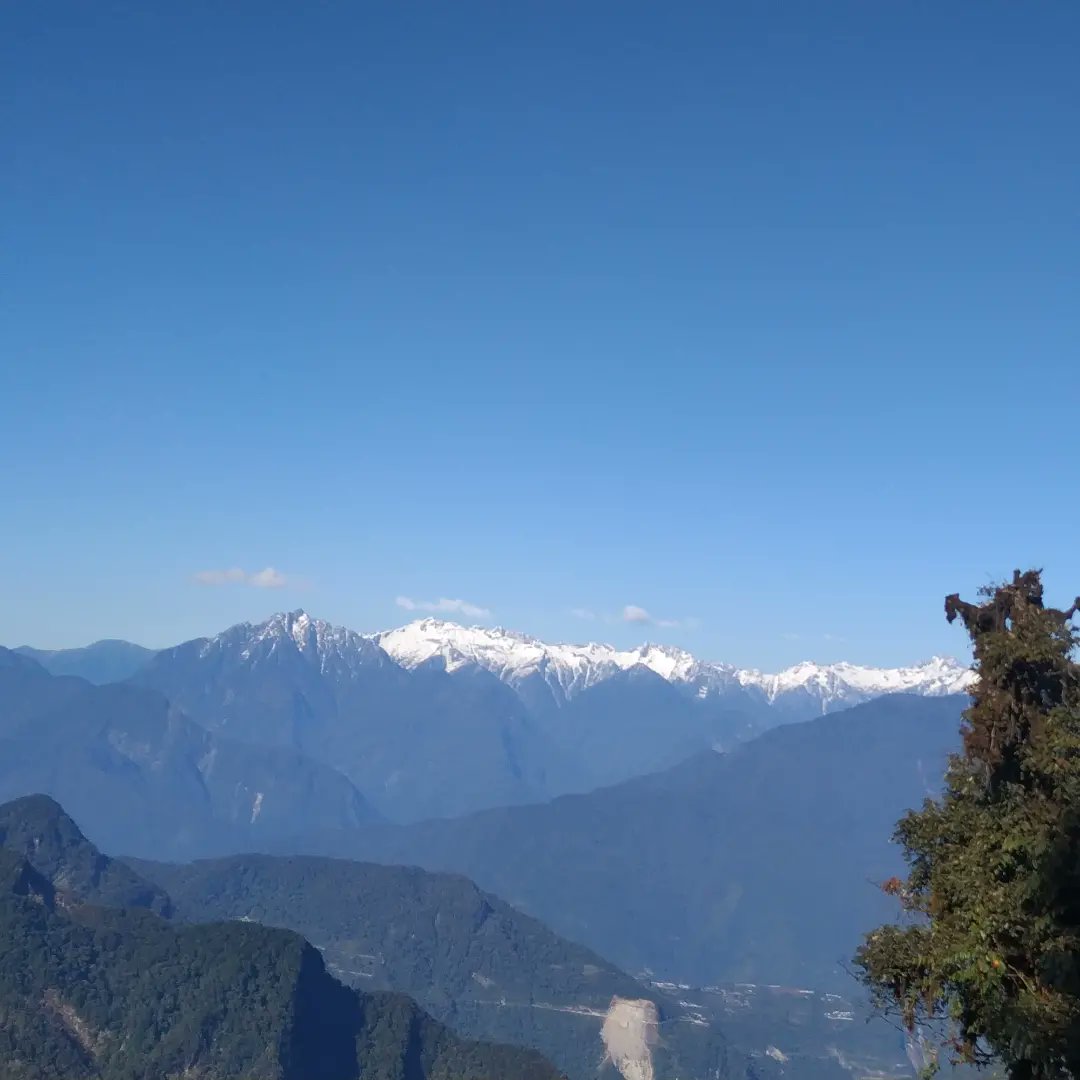 Kasunam1's tweet photo. The Himalayas # China Border 🤭🤭 https://t.co/2mrguJcSTj