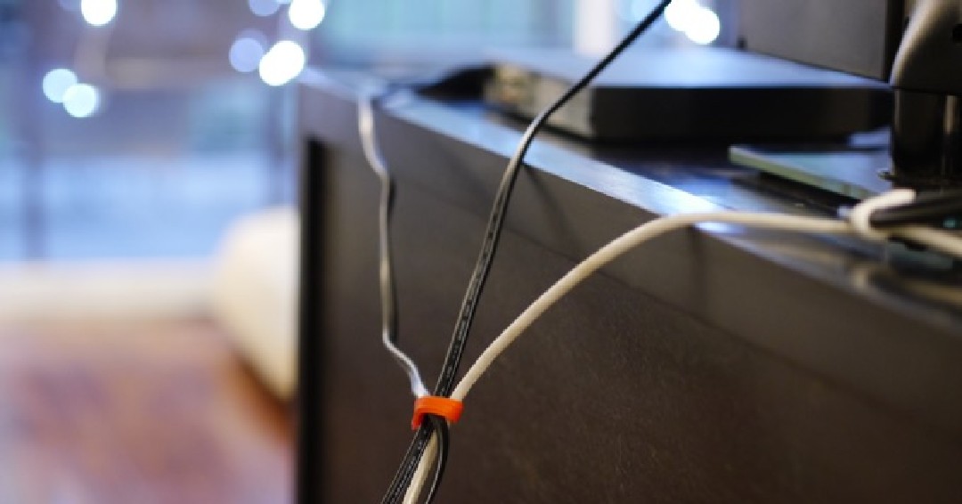 CloopBand's tweet photo. 🚀 Kicking off 2023 with a clean and organized 🖥️ desk! => Cloop Chromed Base and Magnetic Cable Clips combo. 🙌🏼 #cablemanagement #cloop #NewYear2023 https://t.co/QvN1wRI7JD