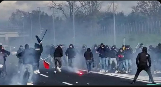 Ma poi cosa avranno mai fatto di male questi poveri ragazzi?
Bloccare un'autostrada, fare guerriglia urbana con mazze  e sassaiole.
Nessuno di loro stava ascoltando musica techno, quindi liberateli subito!!