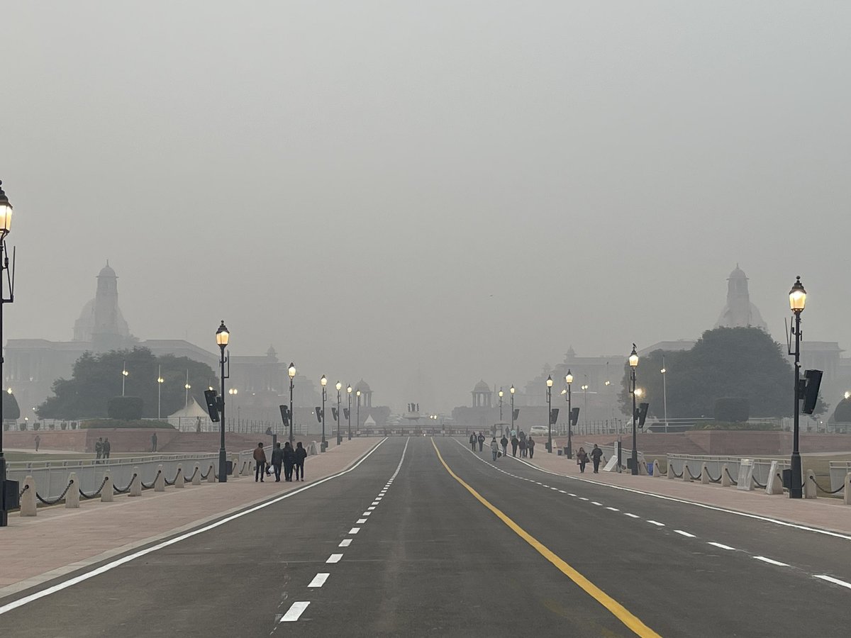 NEETAS11's tweet photo. Fog makes #IndiaGate and #RashtrapatiBhavan disappear. #Delhimagic #KartavyaPath https://t.co/kWq8MbMPVC
