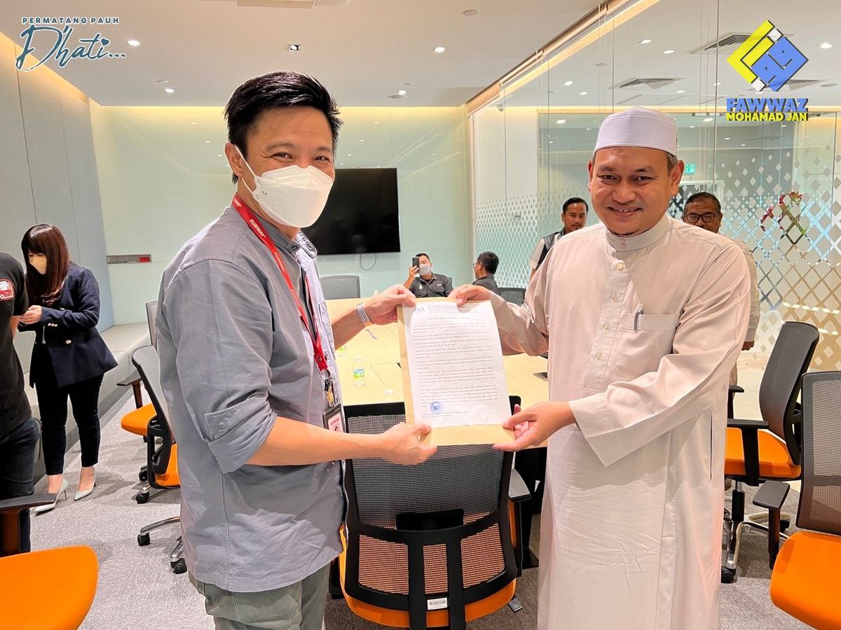 UsFawwazMdJan's tweet photo. 9 Januari 2023
Rentetan daripada rungutan dan aduan daripada masyarakat muslim berkaitan penjualan arak di Sunway Carnival Mall, saya bersama beberapa orang pegawai Pusat Khidmat telah bertemu dengan pihak pengurusan bagi  menyampaikan ketidakselesaan pengunjung dikalangan Muslim https://t.co/2AdPaNFUoV