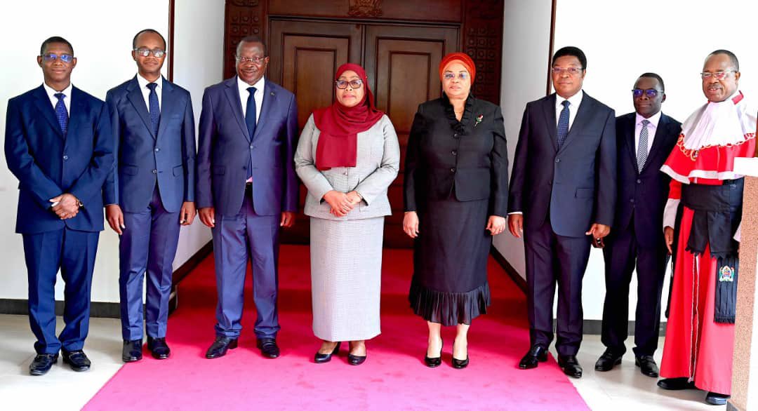 ikulumawasliano's tweet photo. Rais wa Jamhuri ya Muungano wa Tanzania Mhe. Samia Suluhu Hassan akiwa kwenye picha ya pamoja na Makamu wa Rais Dkt. Philip Isdor Mpango, Waziri Mkuu Kassim Majaliwa, Katibu Mkuu Kiongozi Dkt. Moses Mpogole Kusiluka, Gavana wa Benki Kuu ya Tanzania Ndugu Emmanuel Mpawe Tutuba https://t.co/jqGVjvShQr
