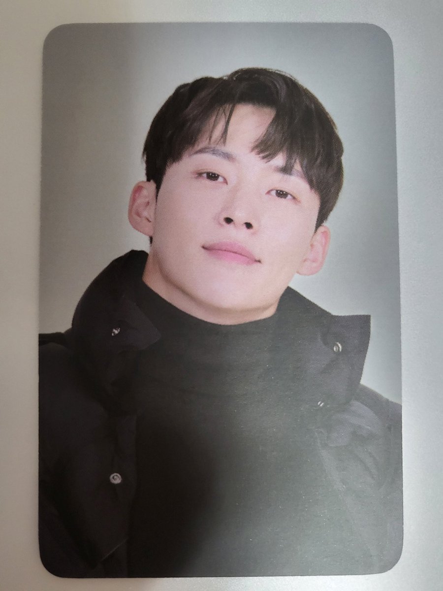 ssnwpwo90's tweet photo. 백구영 브로치 싸인포카‼️
밖이라서 스캔은 못 따고 일단은 이렇게만,, https://t.co/JVo8F6fZr7