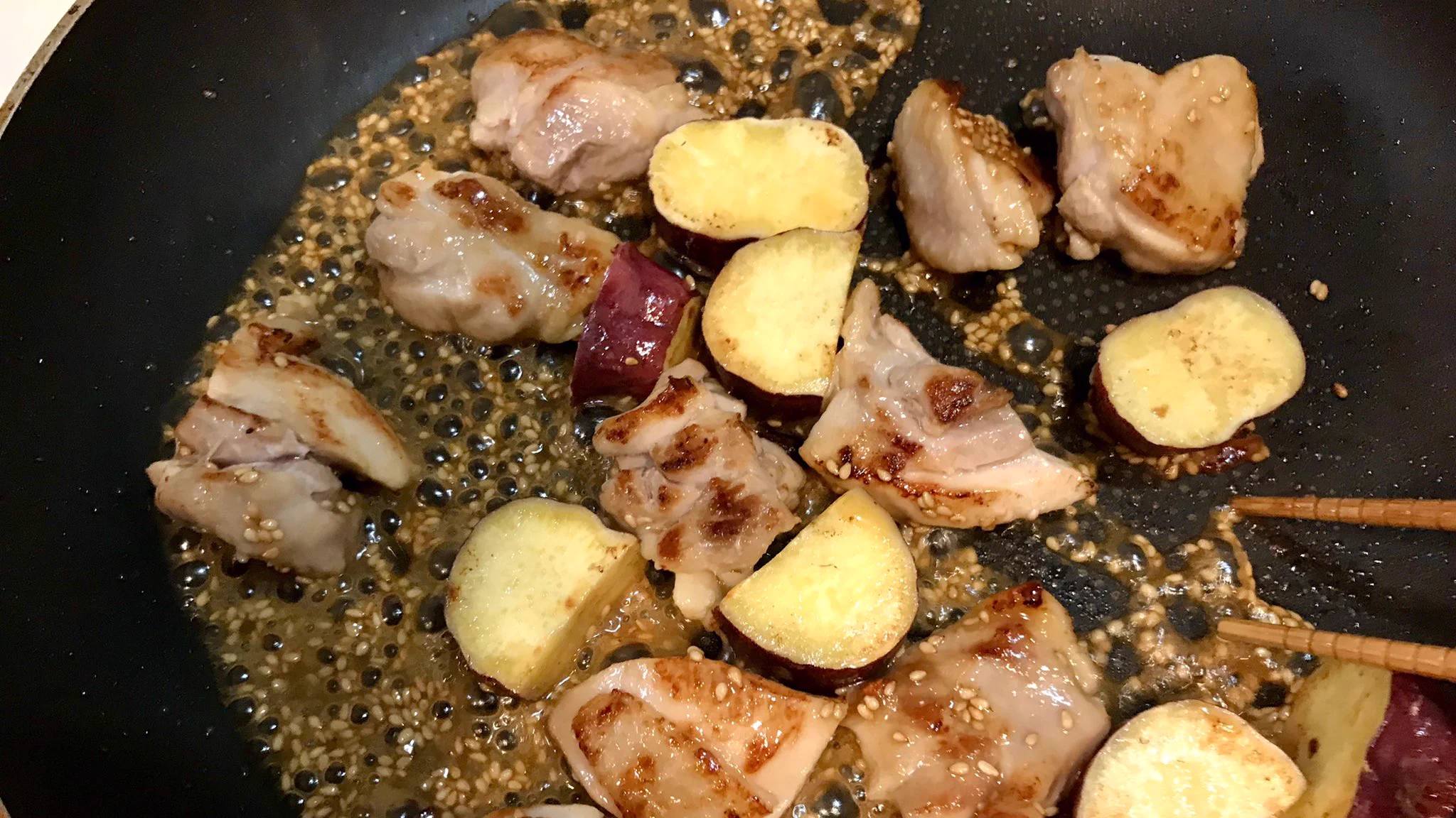 特製の味噌ダレがすごくよく合いそう！とっても美味しそうな、さつまいも×鶏肉レシピ！