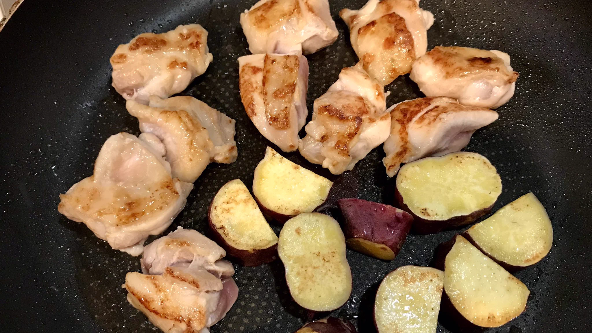 特製の味噌ダレがすごくよく合いそう！とっても美味しそうな、さつまいも×鶏肉レシピ！