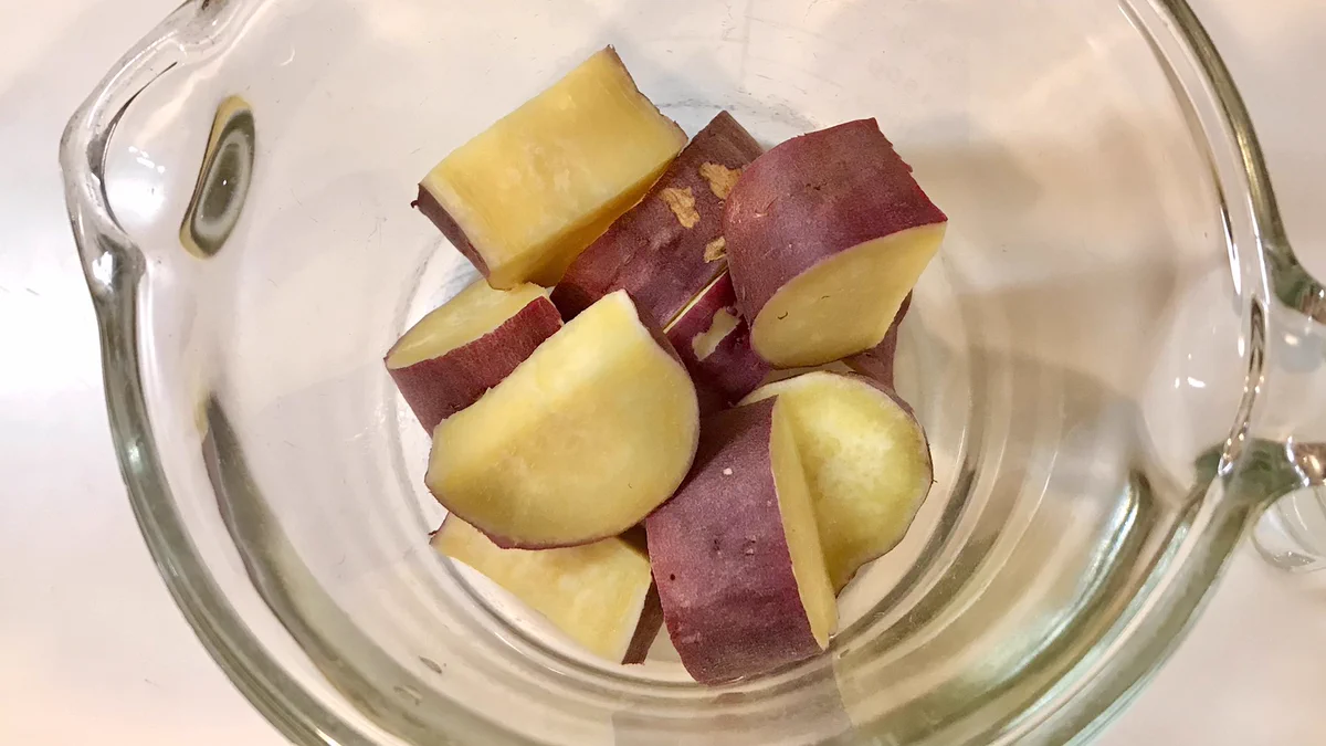 特製の味噌ダレがすごくよく合いそう！とっても美味しそうな、さつまいも×鶏肉レシピ！