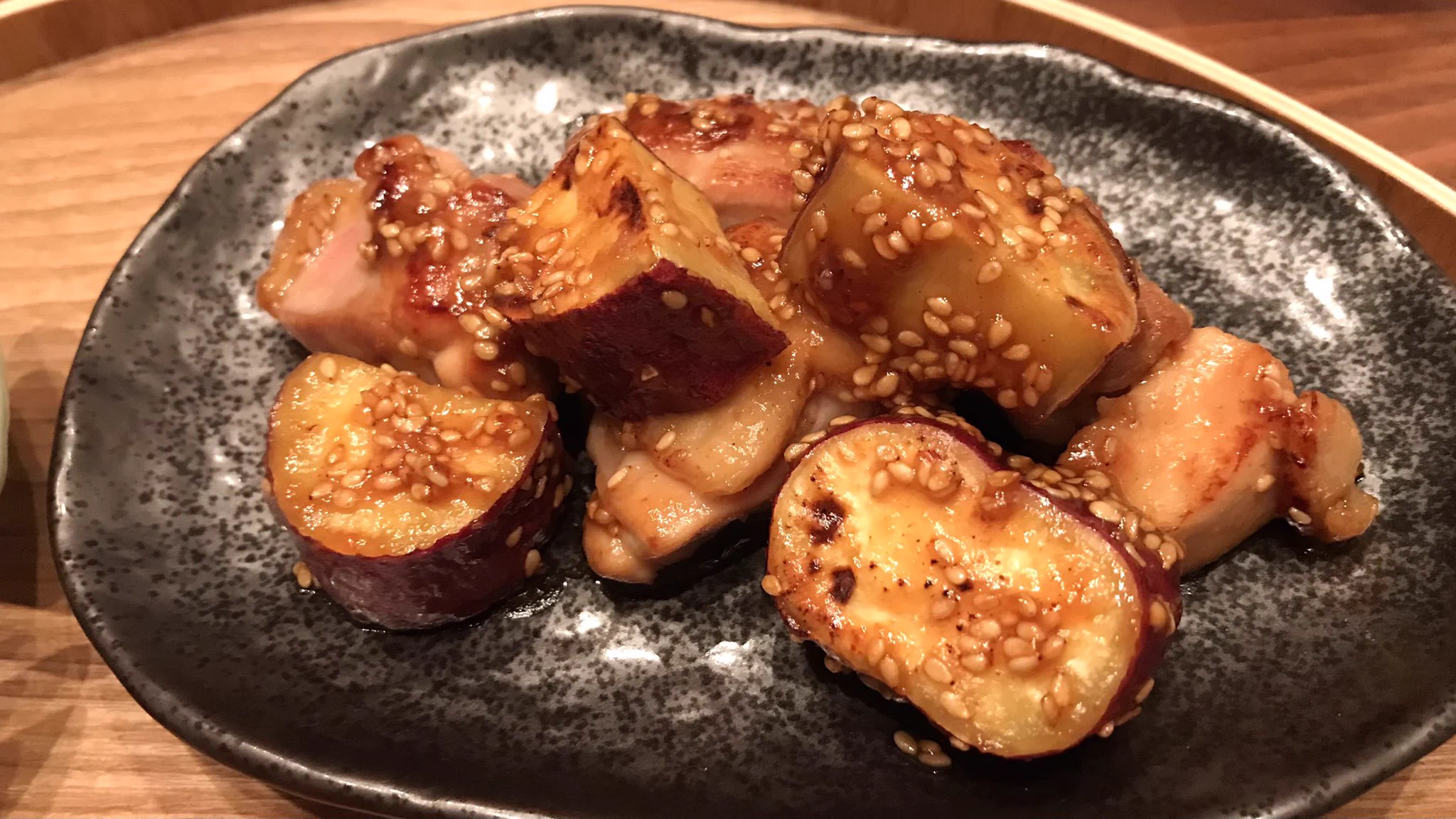 特製の味噌ダレがすごくよく合いそう！とっても美味しそうな、さつまいも×鶏肉レシピ！